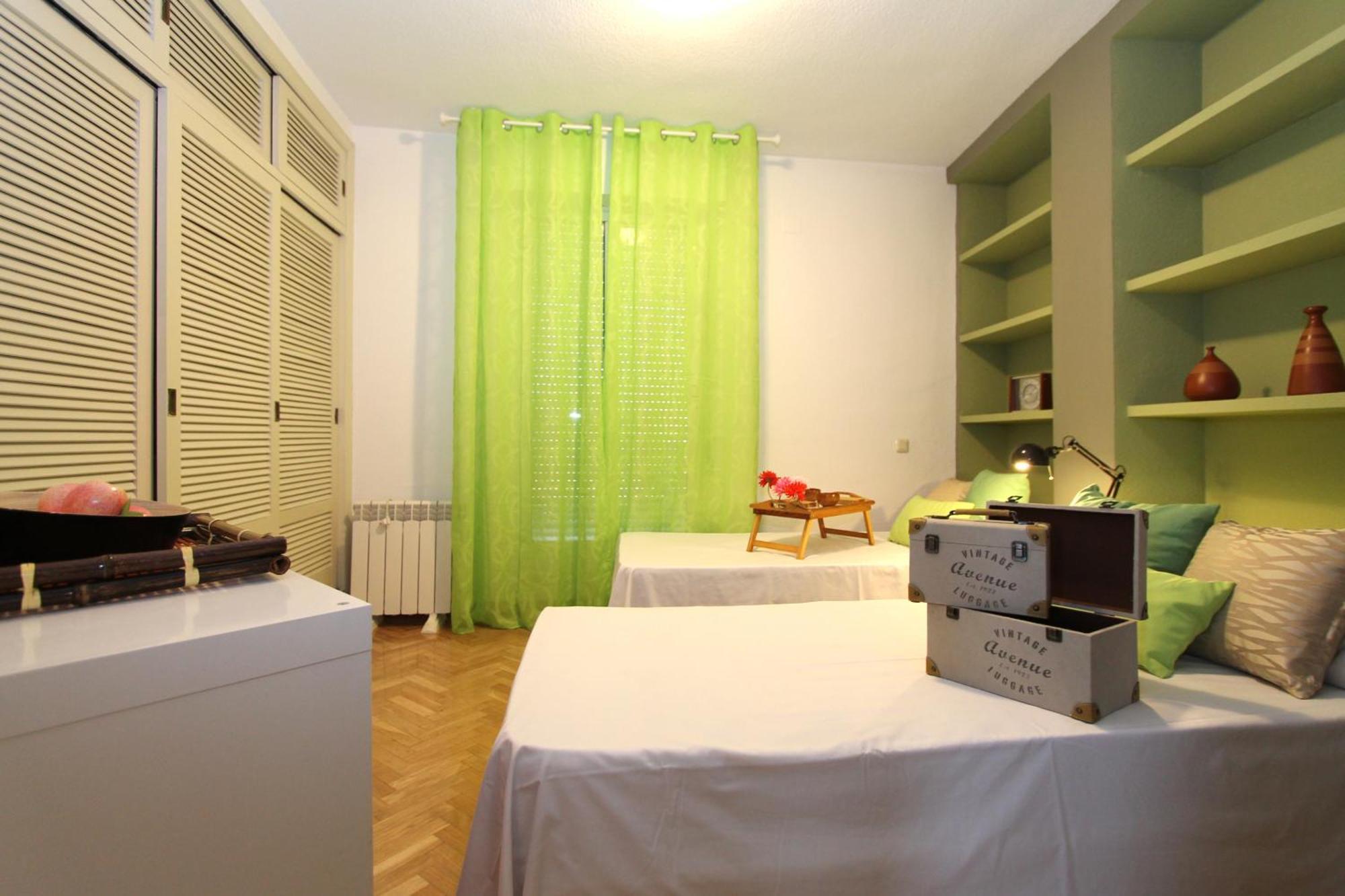 Apartamentos Goyescas Deco Madrid Zimmer foto